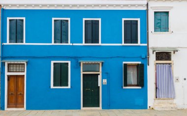 Burano 'da panjurlu mavi ev cephesi