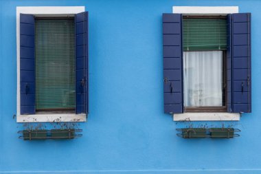 Burano pencereli mavi cephe