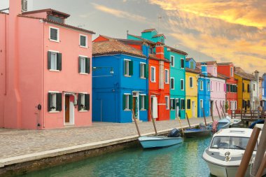 Burano 'da günbatımında renkli evler ve kanallar