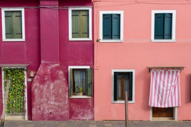 Burano İtalya 'da renkli pembe ve morumsu ev cepheleri