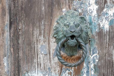 Aslan kafalı klasik kapı tokmağı tahtada