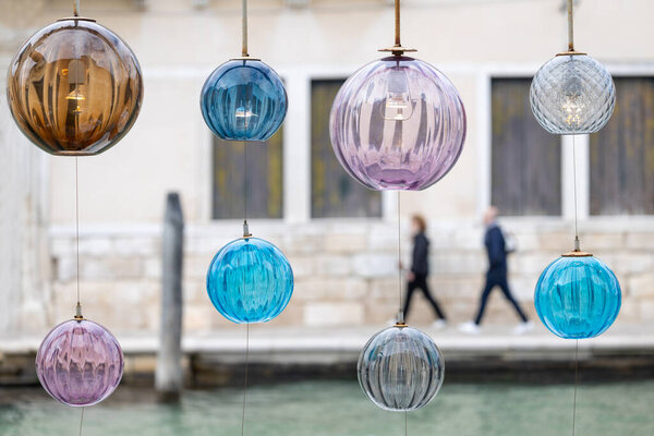 Красочные стеклянные лампы в ресторане Murano