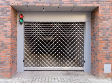Otopark girişinde modern metal güvenlik kapısı