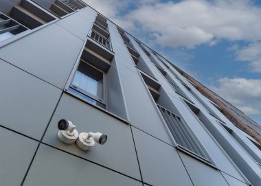 Güvenlik kamerası olan modern binanın ön cephesi