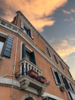 Gün batımında balkonları olan eski Avrupa binası