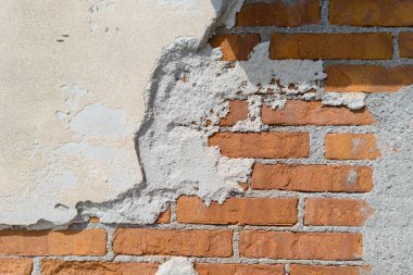 Soyulmuş alçı desenli korunmasız tuğla duvar