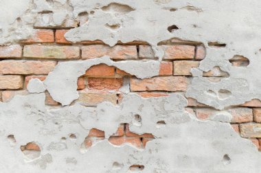 Hasarlı Alçı Duvar Eski Tuğlaları Ortaya Çıkartıyor