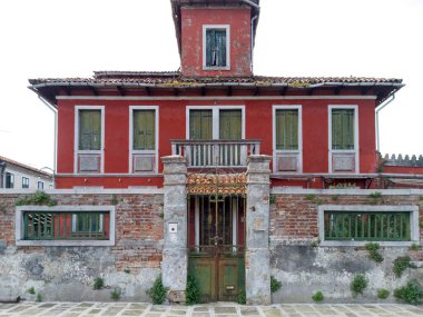 Kepenkli Pencereleri ve Demir Kapısı olan Eski Kırmızı Villa