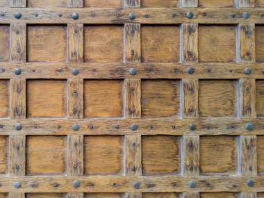 Metal Studs ile Kırsal Ahşap Kapıya Yakın