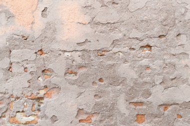 Tuğla Hasarlı Gri Alçı Duvar