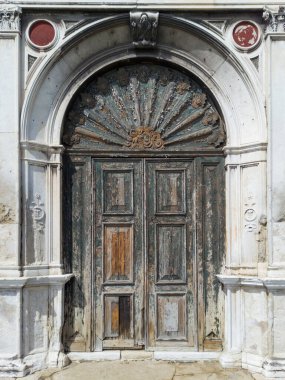 Çerçeveli Süslü Tahta Kapı