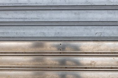 Yatay çizgileri olan eskimiş metalik kepenk.