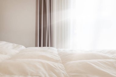 Yumuşak Beyaz yatak ve Perdeleri olan Parlak Yatak Odası