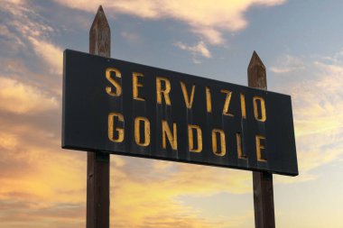 Venedik 'te Günbatımında Vintage Gondola Servis Tabelası