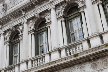 Heykeller ve Sütunlarla Tarihi Binalar Cephesi