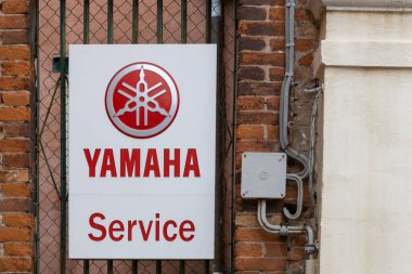 Burano, İtalya - 18 Nisan 2025: Burano 'daki tuğla duvarda Yamaha servis merkezi tabelası