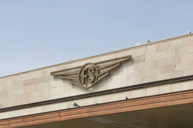 Venedik, İtalya - 21 Nisan 2025: Venedik Santa Lucia tren istasyonunun önünde FS logosu