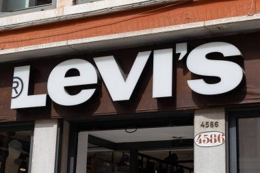 Venedik, İtalya - 21 Nisan 2025: Levi 'nin Venedik şehir merkezindeki perakende mağazasındaki vitrin tabelası