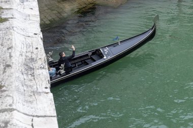 Venedik, İtalya - 16 Nisan 2025: Venedik kanalında gondola binerken selfie çeken turist