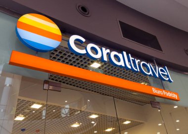 Poznan, Polonya - 08 Mayıs 2025: Poznan 'daki modern alışveriş merkezinde Coral Travel ajansı imzası