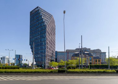 Poznan, Polonya - 08 Mayıs 2025: Orta Poznan 'da modern mimarisi olan Baltık ofis kulesi