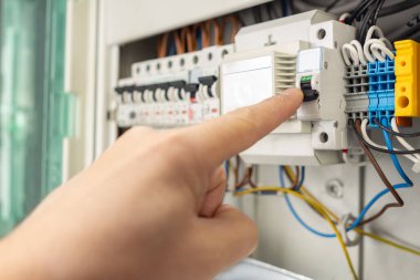 Devre Kesici El Değiştirme Elektrik Paneli