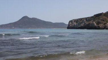 Dağ manzaralı Sardunya Sahili