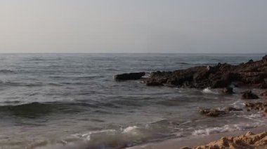 Yumuşak Deniz Dalgalarıyla Rocky Shoreline