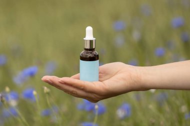 Düşüren Şişe Model Doğal Ayarlarda Tutuldu