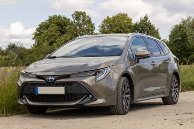 Polonya, Leszno 19 Haziran 2025: Toyota Corolla Melez İstasyonu Kırsal Yol Vagonu