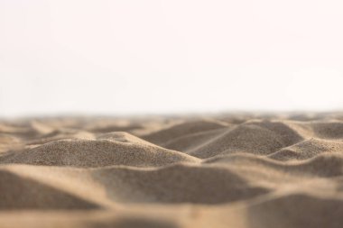 Sahildeki kum dalgaları yer seviyesinde.