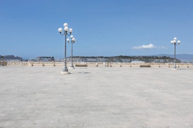 Barselona 'da Akdeniz ufkuna bakan dekoratif sokak lambaları olan sessiz taş teras