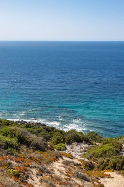 Gök mavisi okyanuslu manzaralı kıyı manzarası