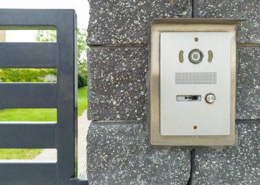 Tuğla sütundaki paslanmaz çelik dahili telefon.