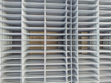 Yığılmış tel çit panellerinin üst görünümü