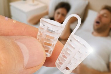 Horlama önleyici silikon burun cihazı ve uyuyan çift