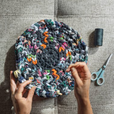 Geri dönüştürülmüş kumaş halı dikmenin üst görünümü