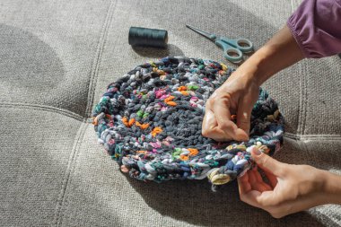 Renkli, şişirilmiş, el yapımı kumaş halı.