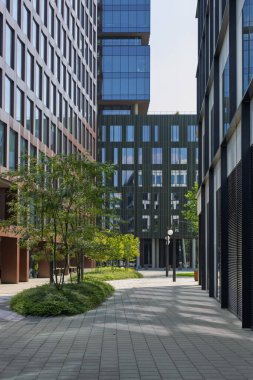 Yaya geçidi ve yeşilliği olan modern ofis kompleksi