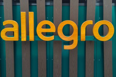 Leszno, Polonya - 31 Mayıs 2025: Tahta harfler üzerindeki Allegro logosu