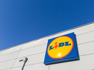 Leszno, Polonya - 6 Temmuz 2025: Mavi gökyüzünün altındaki modern mağaza binasının Lidl süpermarket logosu