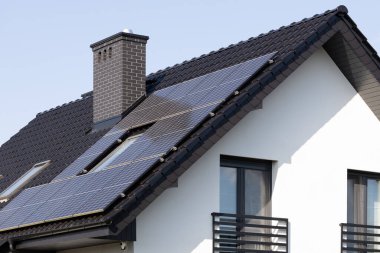 Çatıda Güneş Panelleri Olan Modern Ev