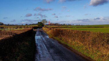 Kır yolu, güneşli bir kış gününde Harthill, Nr Sheffield kırsalına çıkıyor..