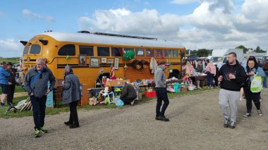 Worksop, Nottinghamshire, İngiltere-12 Haziran 2022: Oldcotes araba bagajı ve pazar pazarı. İnsanlar etrafta dolanıp tezgahlara bakıyor..