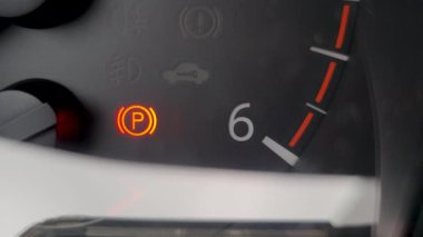 Kırmızı yanıp sönen ikonlar ve elektrikli park freni ve araba güvenlik sistemi olan gösterge paneli.
