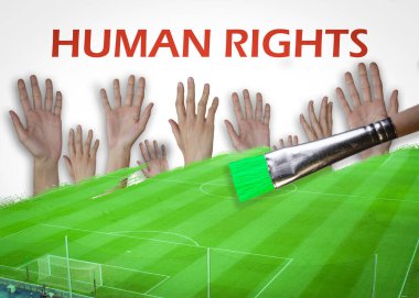 İnsan hakları konseptiyle ilgili bazı ellerin üzerinde bir futbol sahası göstermek. Sporda görevi kötüye kullanma konsepti.