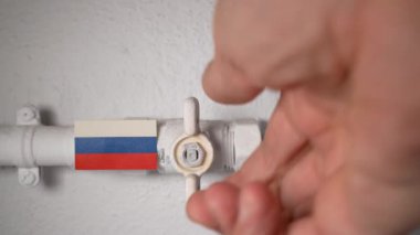 Rusya ile Avrupa Birliği arasındaki enerji kesintisinin sona ermesini sembolize eden bir boru hattının kapağının elle açılması. Seçici odaklanma. Dünya enerji krizi, gaz ambargosu veya Rusya gibi kavramlara uygundur