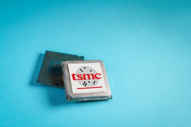 Barselona, İspanya. 28 Kasım 2022 'de mavi arka planda TSMC logosu olan mikroçipler. TSMC dünyanın en büyük bağımsız yarı iletken dökümhanesidir..