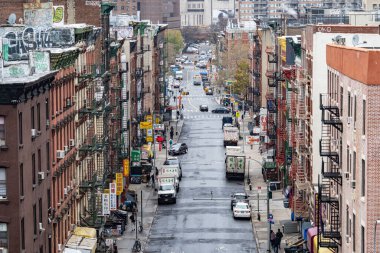 New York City, ABD. Kasım 2019: Çin Mahallesi 'ndeki Monroe Caddesi' nin Çince harfli dükkanlarıyla manzarası yükseldi.