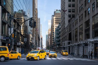 New York City, ABD. Kasım 2019: New York Şehri Doğu 42. Cadde 'deki Lexington Bulvarı' nda sarı taksiler.
